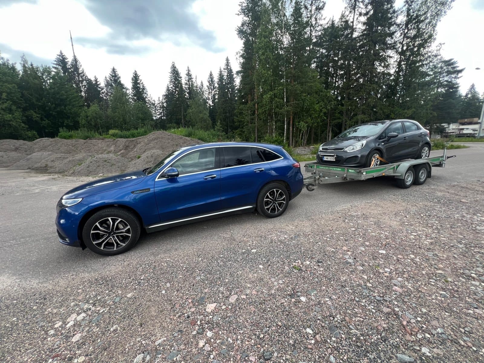 Auto traileriin lastattuna noutoa varten