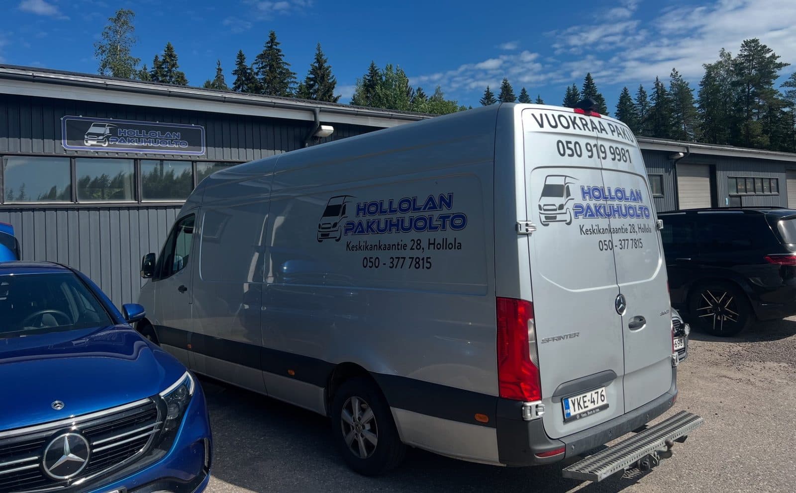 Vuokrattava pakettiauto Hollolan Pakuhuollon pihassa