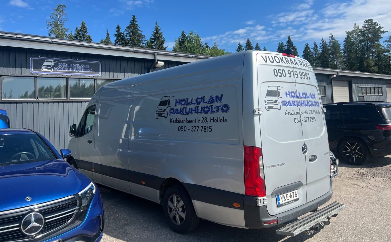 Vuokrattava pakettiauto korjaamon pihassa